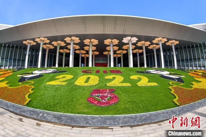 第五屆進(jìn)博會(huì)場(chǎng)館景觀裝飾全面定妝?！￡悏?mèng)澤 攝