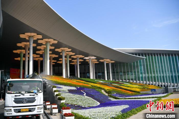 第五屆進(jìn)博會(huì)場(chǎng)館景觀裝飾全面定妝?！￡悏?mèng)澤 攝