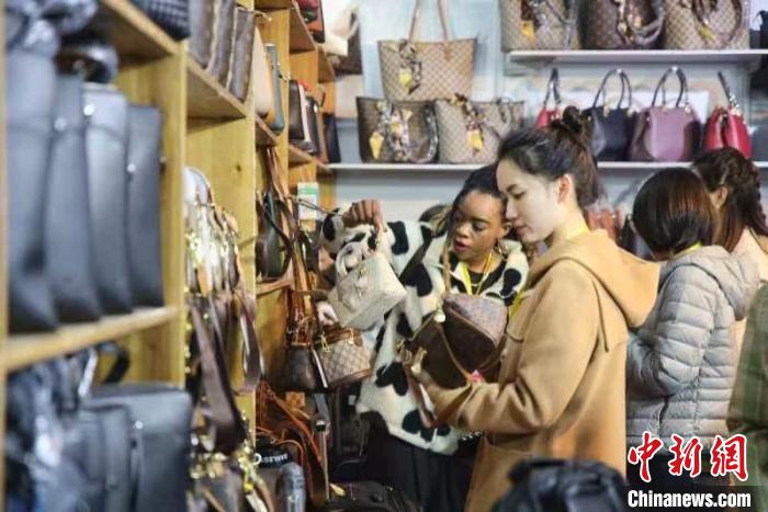 第三屆永州·藍山國際皮具箱包博覽會開幕